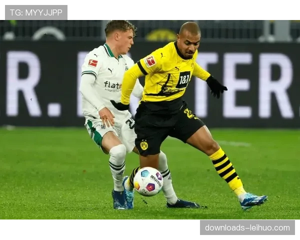 赛前训练图集：多特蒙德重点演练边后卫与边锋的二人配合传中